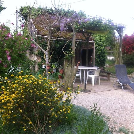 Les 3 Roses Bed & Breakfast Villeneuve-sur-Yonne Екстериор снимка