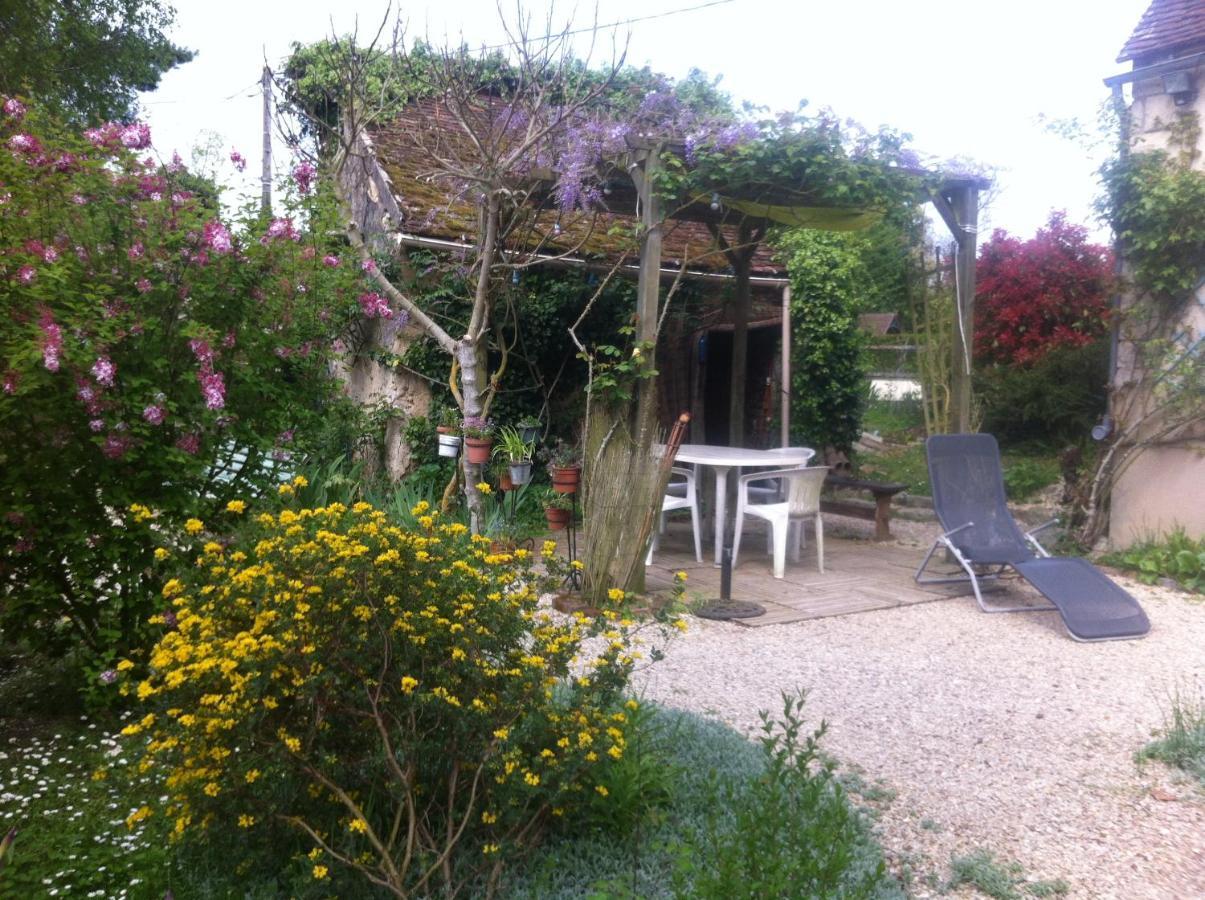 Les 3 Roses Bed & Breakfast Villeneuve-sur-Yonne Екстериор снимка