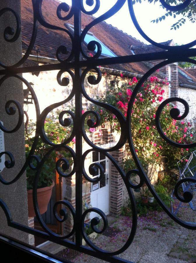 Les 3 Roses Bed & Breakfast Villeneuve-sur-Yonne Екстериор снимка