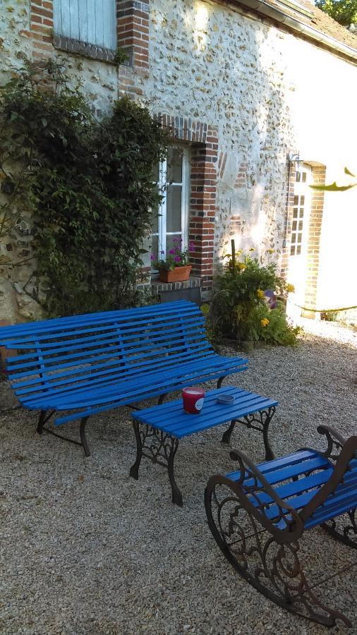 Les 3 Roses Bed & Breakfast Villeneuve-sur-Yonne Екстериор снимка