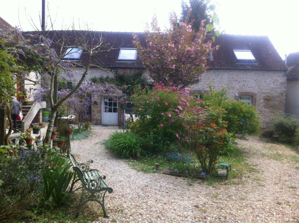 Les 3 Roses Bed & Breakfast Villeneuve-sur-Yonne Екстериор снимка